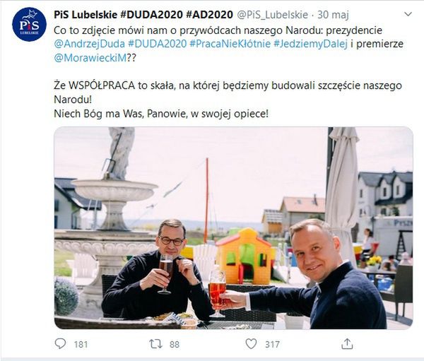 Andrzej Duda i Mateusz Morawiecki wznoszą toast piwem z sokiem