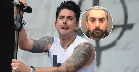 Ian Watkins odbywa karę 29 lat więzienia. Bito go i dźgano w celi