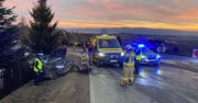 Wypadek w Sierockiem. Zderzyły się dwa auta osobowe. Dwie osoby ranne