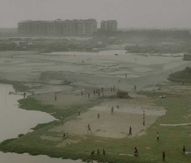 Drugie miejsce w kategorii profesjonalistów zdobył Rasel Chowdhury z Bangladeszu za swój cykl zdjęć obrazujących zanieczyszczenie rzeki Buriganga, która dławi się rozwojem cywilizacji na jej brzegach.
