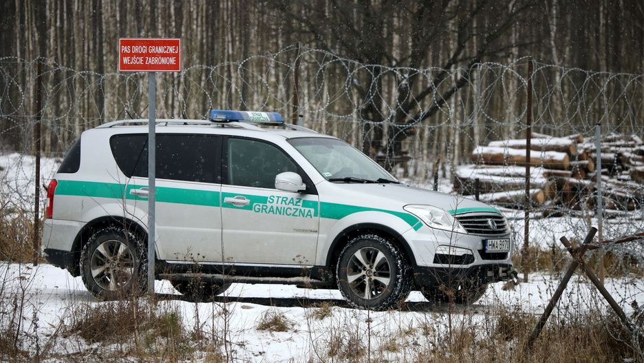 Przygraniczny patrol Stra?y Granicznej z udzia?em medi�wFot. Jakub Kaminski/East News,  (woj. podlaskie), 06.12.2021. Patrol Strazy Granicznej w rejonie granicy polsko-bialoruskiej z udzialem akredytowanych dziennikarzy.Jakub Kaminski