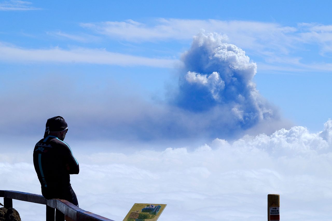 Dym z wulkanu na La Palmie ma ponad 2400 metrów wysokości. Zdjęcie zapiera dech w piersi