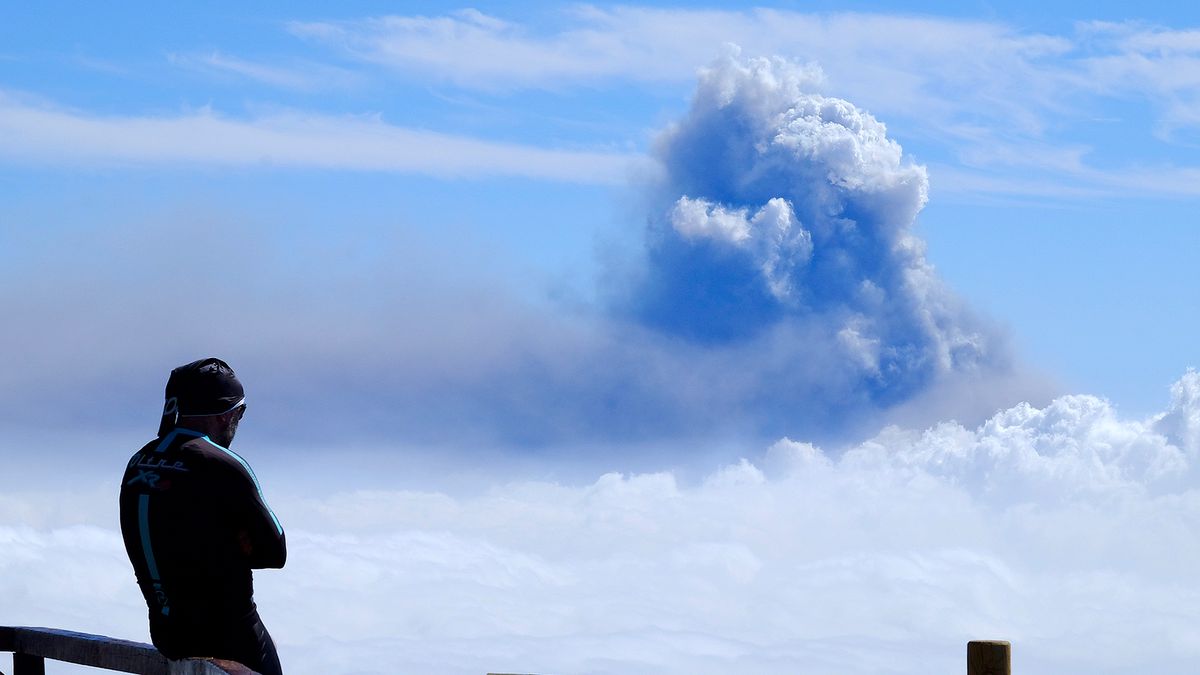 Dym z wulkanu na La Palmie ma ponad 2400 metrów wysokości. Zdjęcie zapiera dech w piersi 1