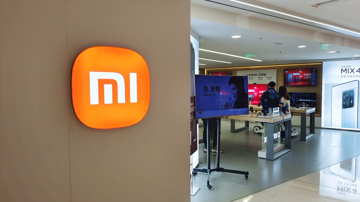 SHANGHAI, CHINA - JANUARY 16, 2022 - Customers shop at a MIi mobile phone store in Shanghai, China, Jan. 16, 2022. May 20, 2022 news, Xiaomi Group released the results of the first quarter of 2022 announcement, realized revenue of 73.35 billion yuan, net profit of 2.859 billion yuan, down 52.9% year on year. (Photo credit should read CFOTO/Future Publishing via Getty Images)