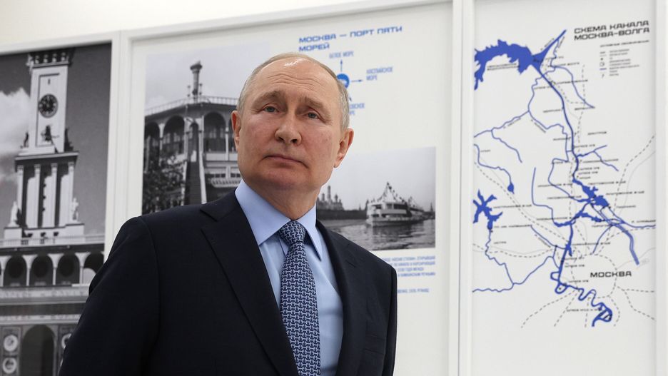 Russian President Vladimir Putin tooks part in a meeting on the development of water transport in Russia
epa10702229 Russian President Vladimir Putin visits the exhibition 'Moskva River. Moscow's Golden Ring', at the Moscow Museum of Transport, ahead of a government meeting on the development of inland water transport at the North River Terminal in Moscow, Russia, 20 June 2023. Russian President Vladimir Putin instructed the government and authorities of the regions through which the Moscow Canal passes to begin work on its reconstruction no later than 2025. Vladimir Putin instructed the government to jointly determine the priority sections of waterways for navigation by the regions. He stressed that it is extremely important to provide all conditions for the development of passenger transportation by water transport, and for this it is necessary to form a route network.  EPA/GAVRIIL GRIGOROV / SPUTNIK / KREMLIN / POOL MANDATORY CREDIT 
Dostawca: PAP/EPA.
GAVRIIL GRIGOROV / SPUTNIK / KREMLIN / POOL
