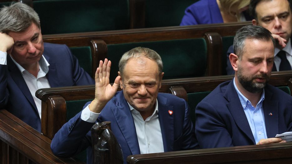 Warszawa, 09.10.2025. Premier Donald Tusk (2L), szef KPRM Jan Grabiec (L) oraz wicepremier, szef MON Władysław Kosiniak-Kamysz (3L) na sali plenarnej Sejmu, 9 bm. Sejm skierował projekt budżetu na 2026 r. do prac w komisjach sejmowych; do dalszego procedowania przekazał też projekt ustawy okołobudżetowej na przyszły rok. O odrzucenie obu projektów w pierwszym czytaniu wnioskowali posłowie PiS i Konfederacji. (amb) PAP/Leszek Szymański