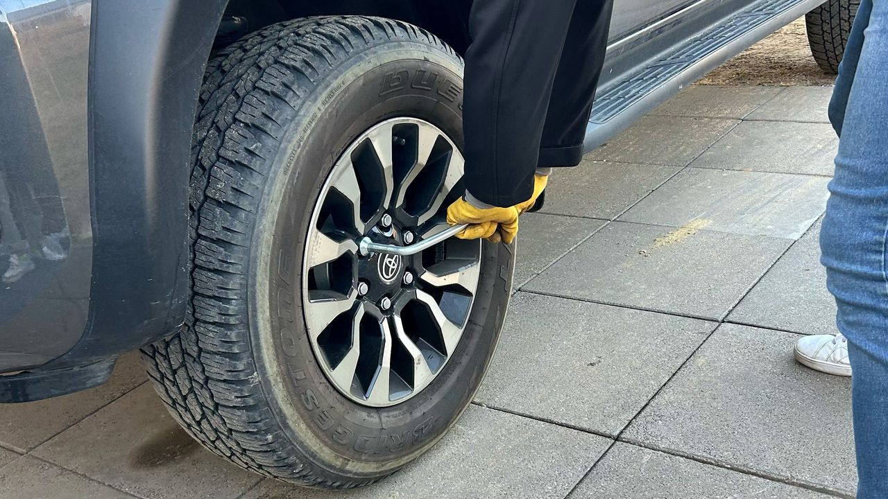 Najgorsze błędy przy zmianie kół. Nie rób jak mechanicy