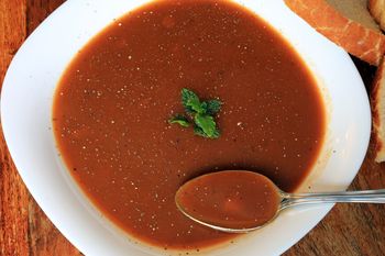 Nasi dziadkowie uwielbiali tę zupę, a my unikamy. Jest pełna kolagenu i doskonała na stawy