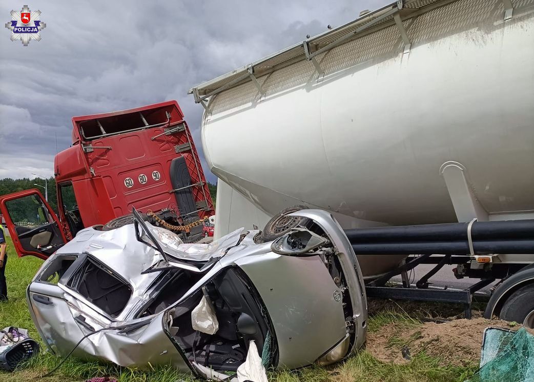 Tragiczny wypadek. Toyota wjechała pod TIR-a