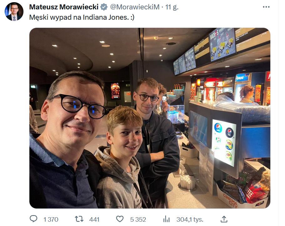 Mateusz Morawiecki w kinie. Pytają go o ceny popcornu