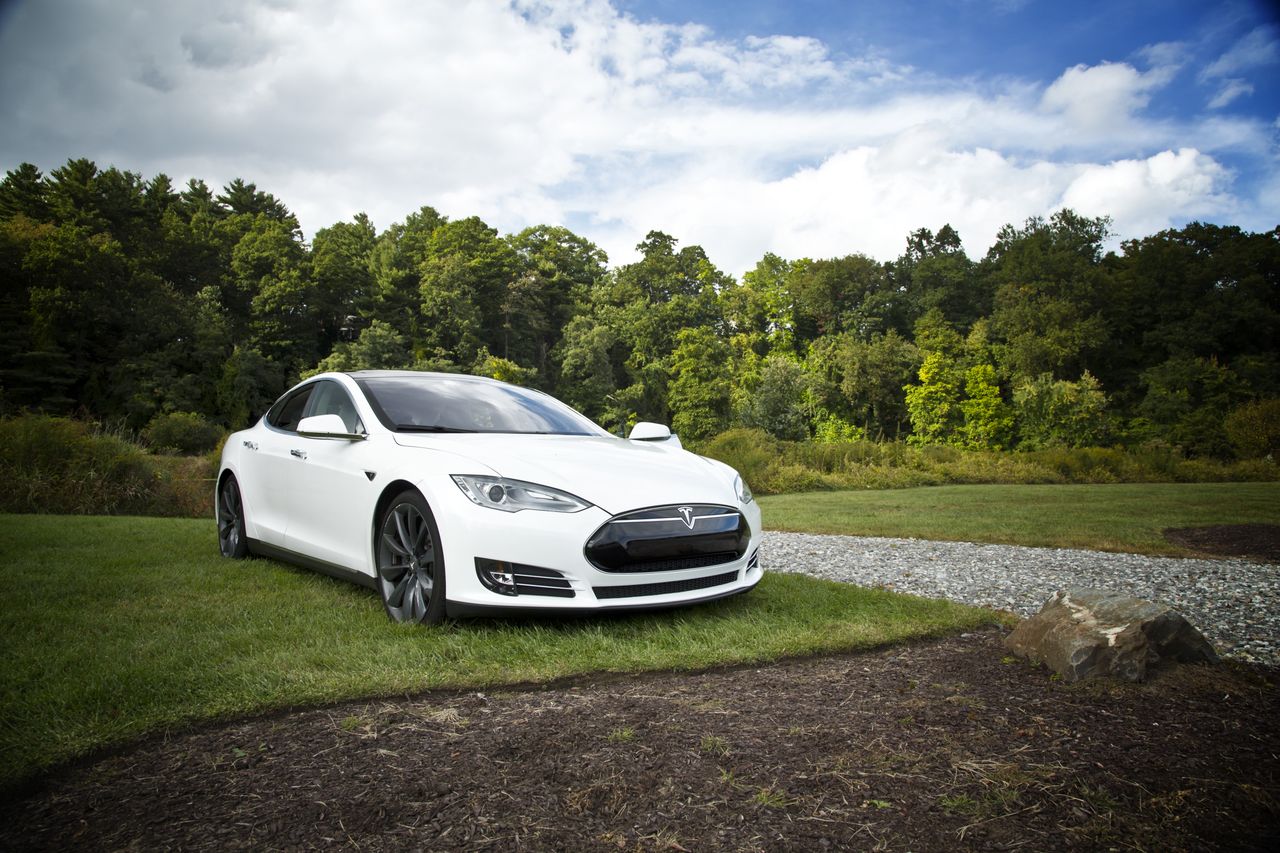 Tesla i dwie aktualizacje: auto rozpoznaje znaki, aplikacja ma polski interfejs