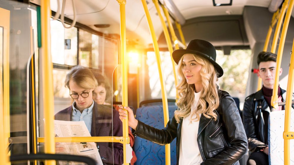 Kobieta w autobusie z depositphotos