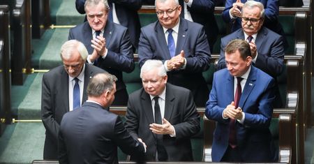 Prezydent podpisał "lex Tusk". Jest pięść, nie ma prawa [OPINIA]
