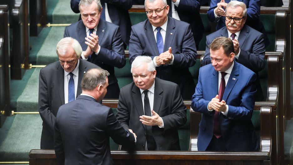 Pierwsze posiedzenie Sejmu IX kadencji, 12.11.2019. Prezydent Andrzej Duda, w tle Ryszard Terlecki, Jarosław Naczyński, Mariusz Błaszczak