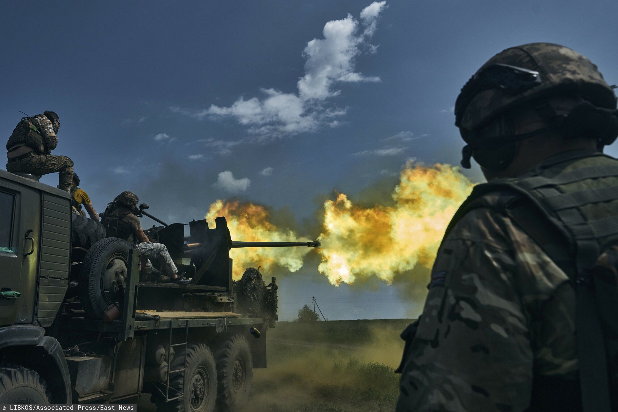 Wojna w Ukrainie - walki w obwodzie donieckim
Ukrainian soldiers fire a cannon near Bakhmut, an eastern city where fierce battles against Russian forces have been taking place, in the Donetsk region, Ukraine, Monday, May 15, 2023. (AP Photo/Libkos)
LIBKOS