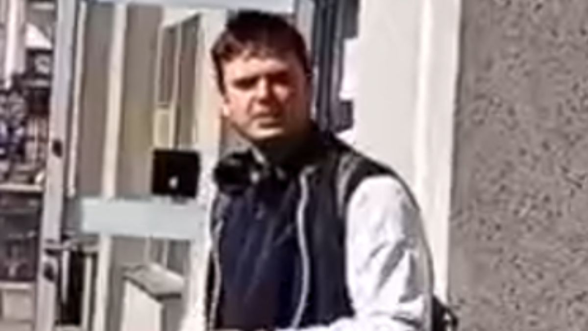 Policja próbuje ustalić jego tożsamość.
