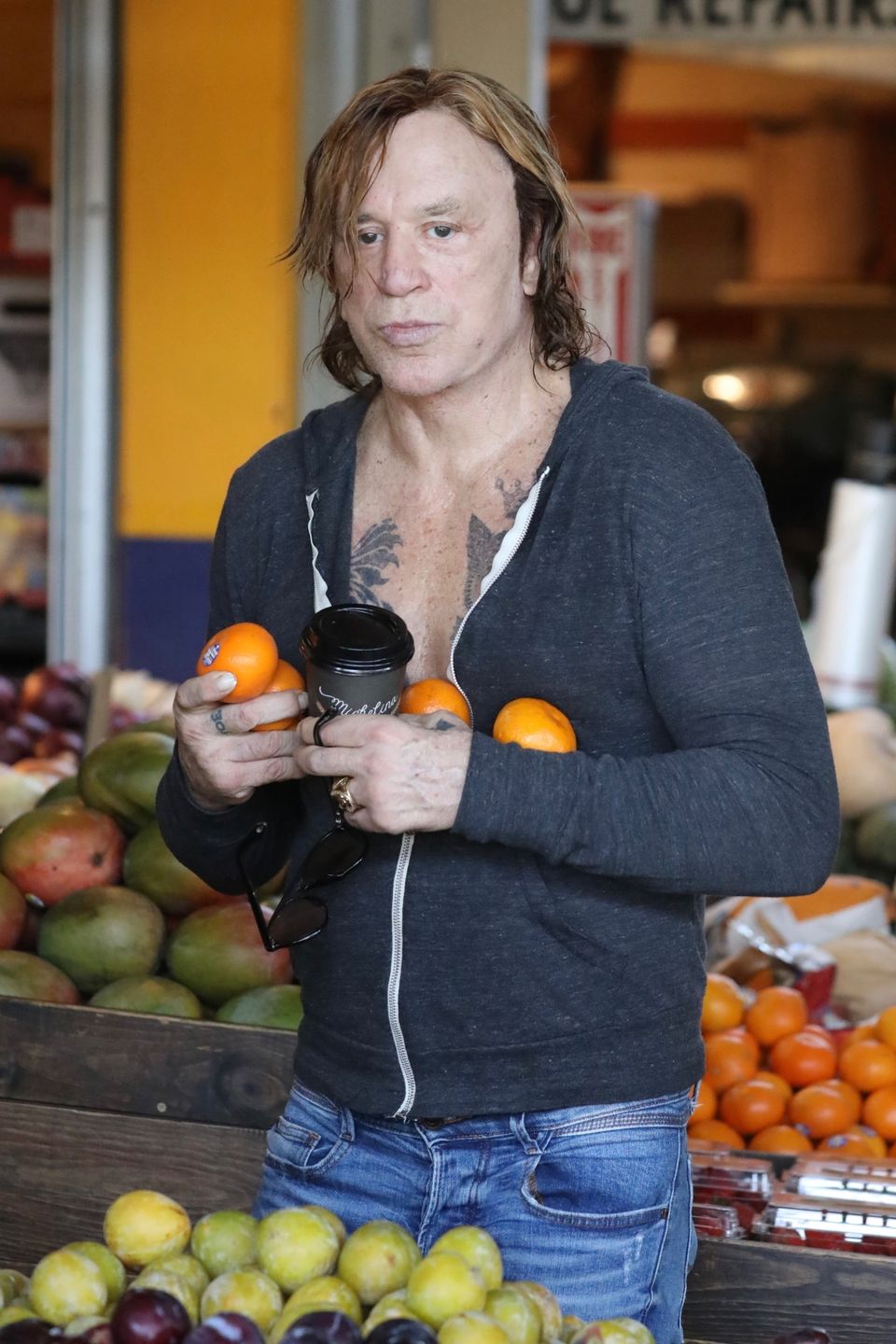 Mickey Rourke na zakupach w sklepie ze zdrową żywnością