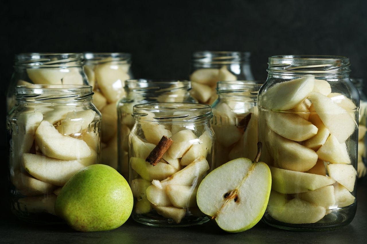 Na chwilę zanurz w tym gruszki. W kompocie nie zmienią koloru