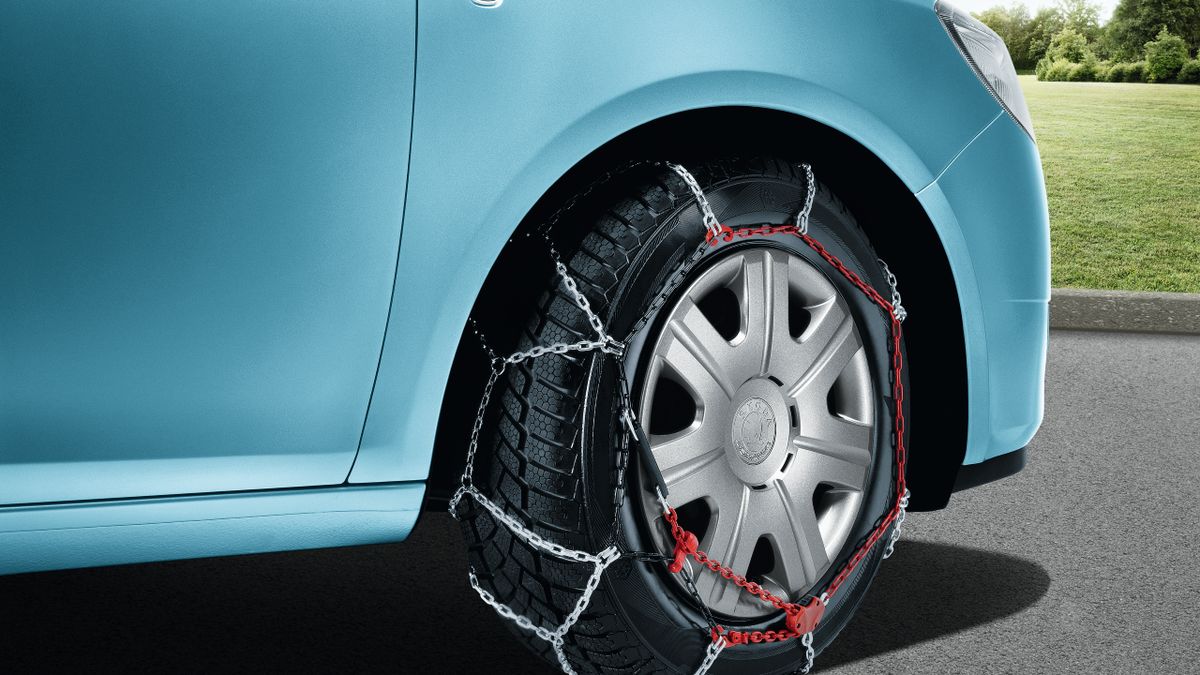 Samochód z założonymi łańcuchami śniegowymi