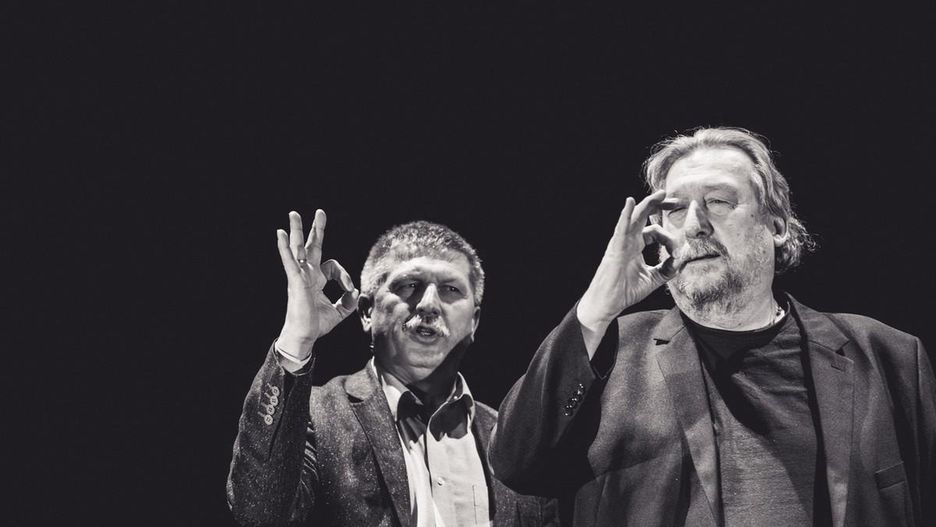 Aktorzy Teatru Śląskiego w Bielsku-Białej zachęcają do nauki języka migowego.