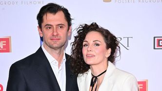 Orły 2026. Zakochani Bartłomiej Kotschedoff i Katarzyna Wajda o kulach ślą uśmiechy z czerwonego dywanu (ZDJĘCIA)