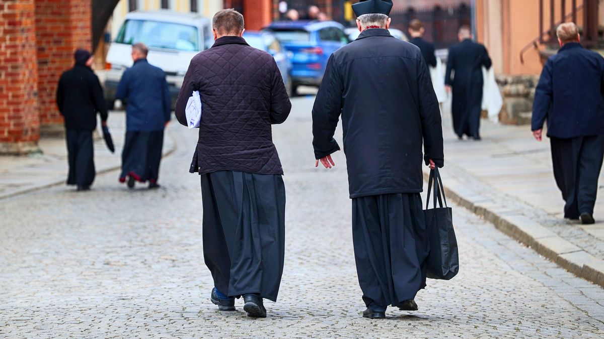 DAREK11katolicki, czarna, sutanna, idzie, masza, wielki czwartek, biznes, pogrzeb, wielkanoc, klecha, szara eminencja, biskup, komża, fioletowa, celebracja, chrzest, modlitwa, cmentarz, namaszczenie, zakonnik, trzech króli, procesja, wiara, facet, sukienka, strój, przebranie, bóg, jezus, kaplica, odprawia, msza, seminarium, miejski, europa