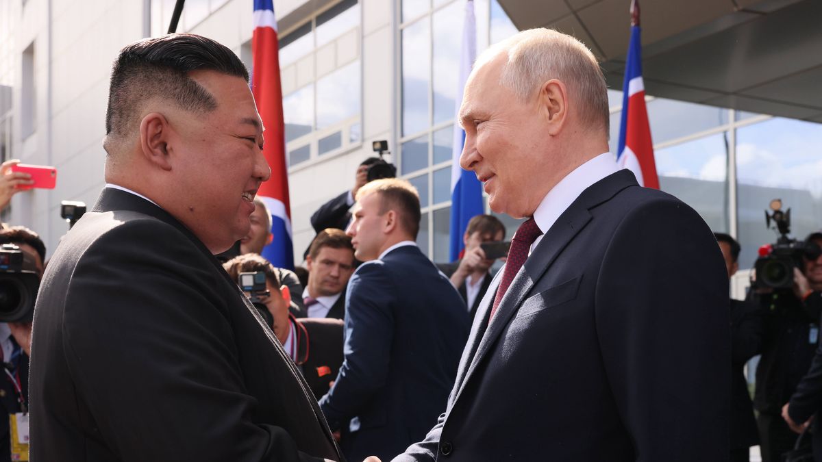Russian President Vladimir Putin meets North Korean leader Kim Jong Un on the Vostochny cosmodrome
epa10857883 Russian President Vladimir Putin (R) greets North Korean leader Kim Jong Un (L) during a visit to the Vostochny cosmodrome outside of the town of Tsiolkovsky (former Uglegorsk), some 180 km north of Blagoveschensk in Amur region, Russia, 13 September 2023.  EPA/VLADIMIR SMIRNOV/SPUTNIK/KREMLIN POOL MANDATORY CREDIT 
Dostawca: PAP/EPA.
VLADIMIR SMIRNOV/SPUTNIK/KREMLIN POOL