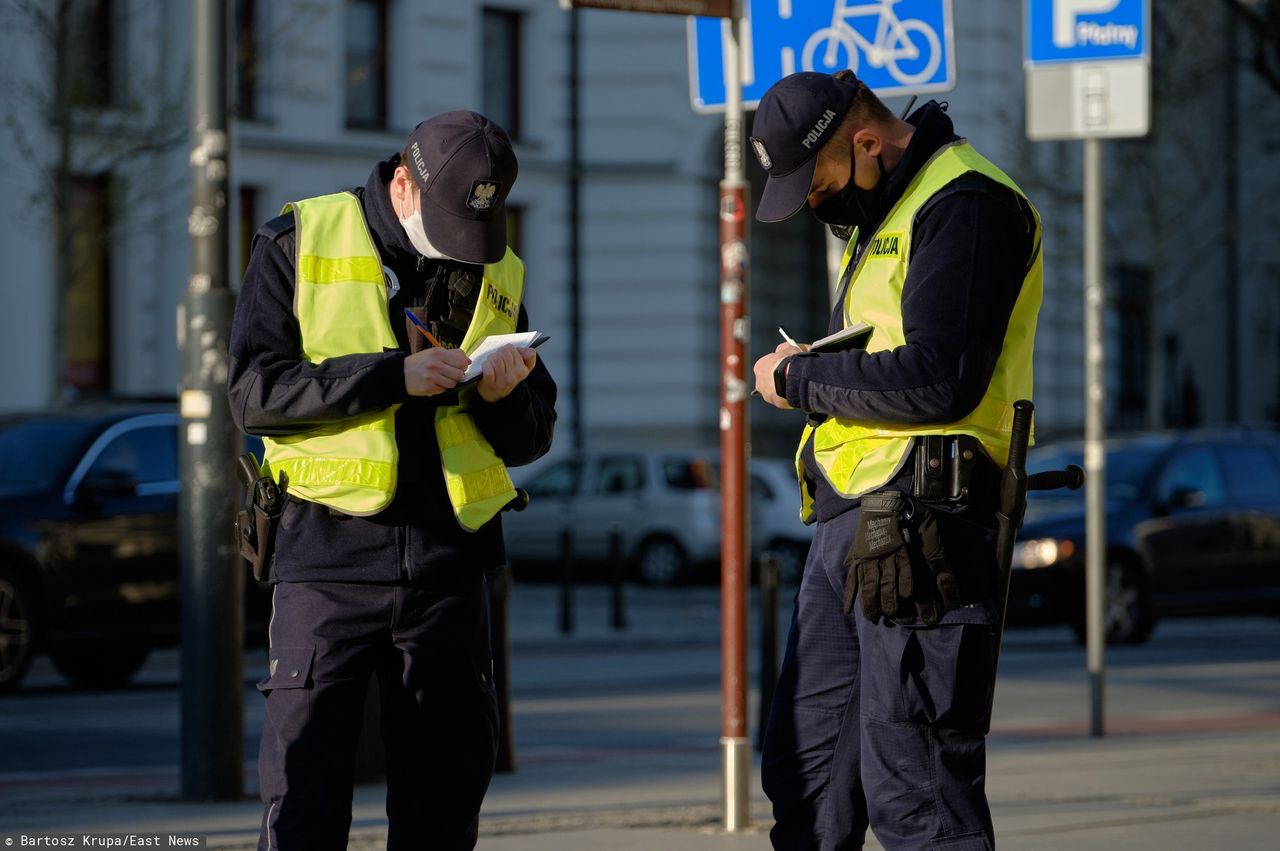 Policjanci doręczali "mandaty" z Sanepidu. Polityk opozycji poprosił o wyjaśnienia