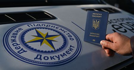 ZUS wstrzymał wypłatę 500 plus kilkunastu tysiącom Ukraińców. Wyjaśnia powód