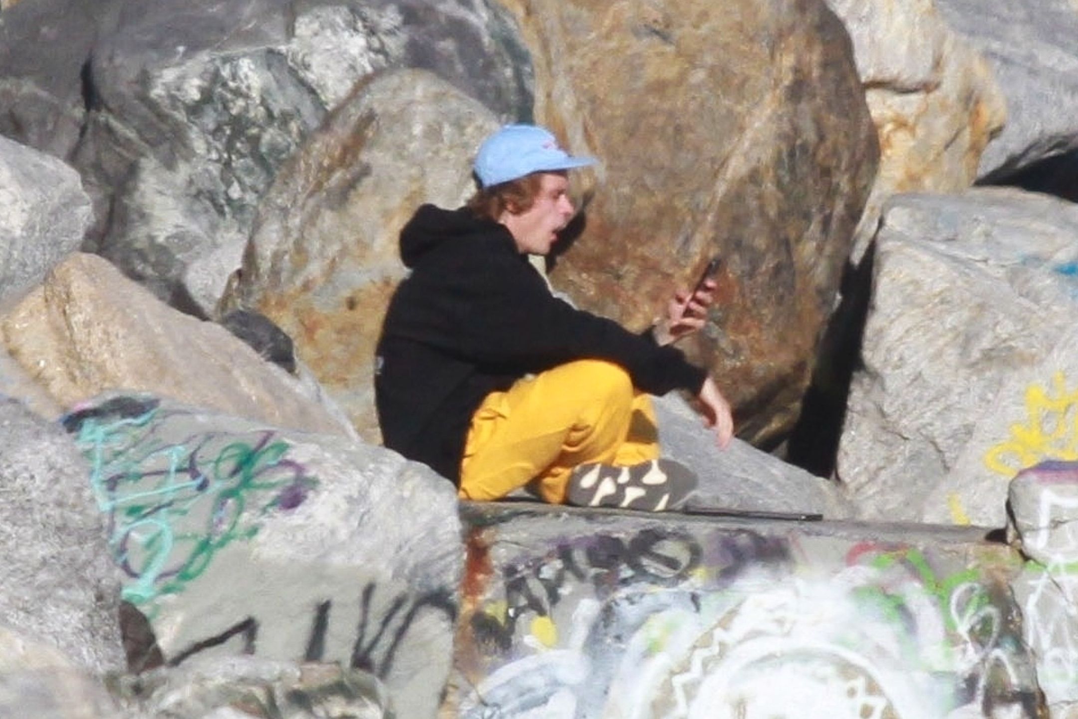Justin Bieber medytuje na skałach, a potem przegląda telefon