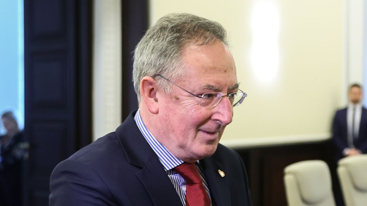 Warszawa, 27.12.2023. Minister kultury i dziedzictwa narodowego Bartłomiej Sienkiewicz przed rozpoczęciem posiedzenia rządu, 27 bm. w siedzibie Kancelarii Prezesa Rady Ministrów w Warszawie. (amb) PAP/Leszek Szymański