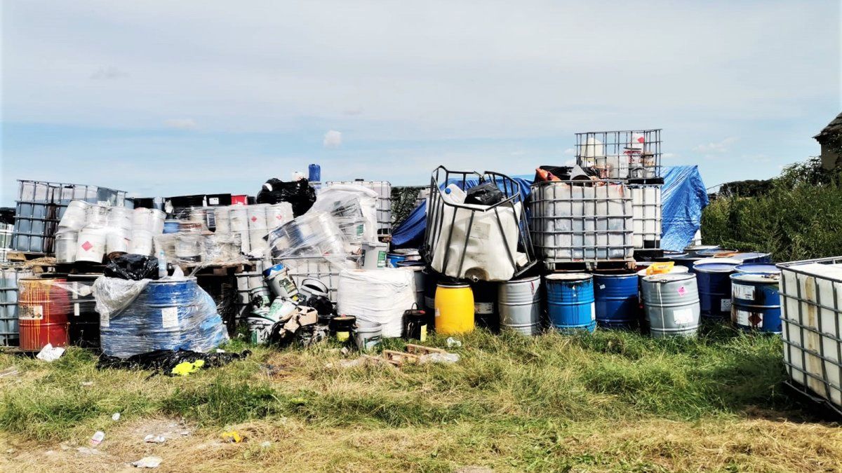 Na terenie gminy Kaźmierz (woj. wielkopolskie) nielegalnie składowano i transportowano odpady chemiczne. 
