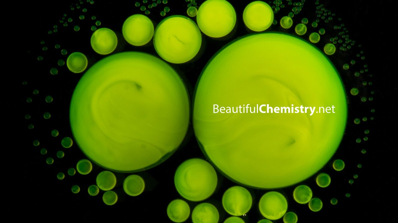 Procesy chemiczne w trybie makro nagrane w 4K Lumixem GH4 8