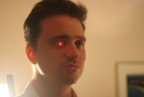 W końcu został cyborgiem z czerwoną LED w oku