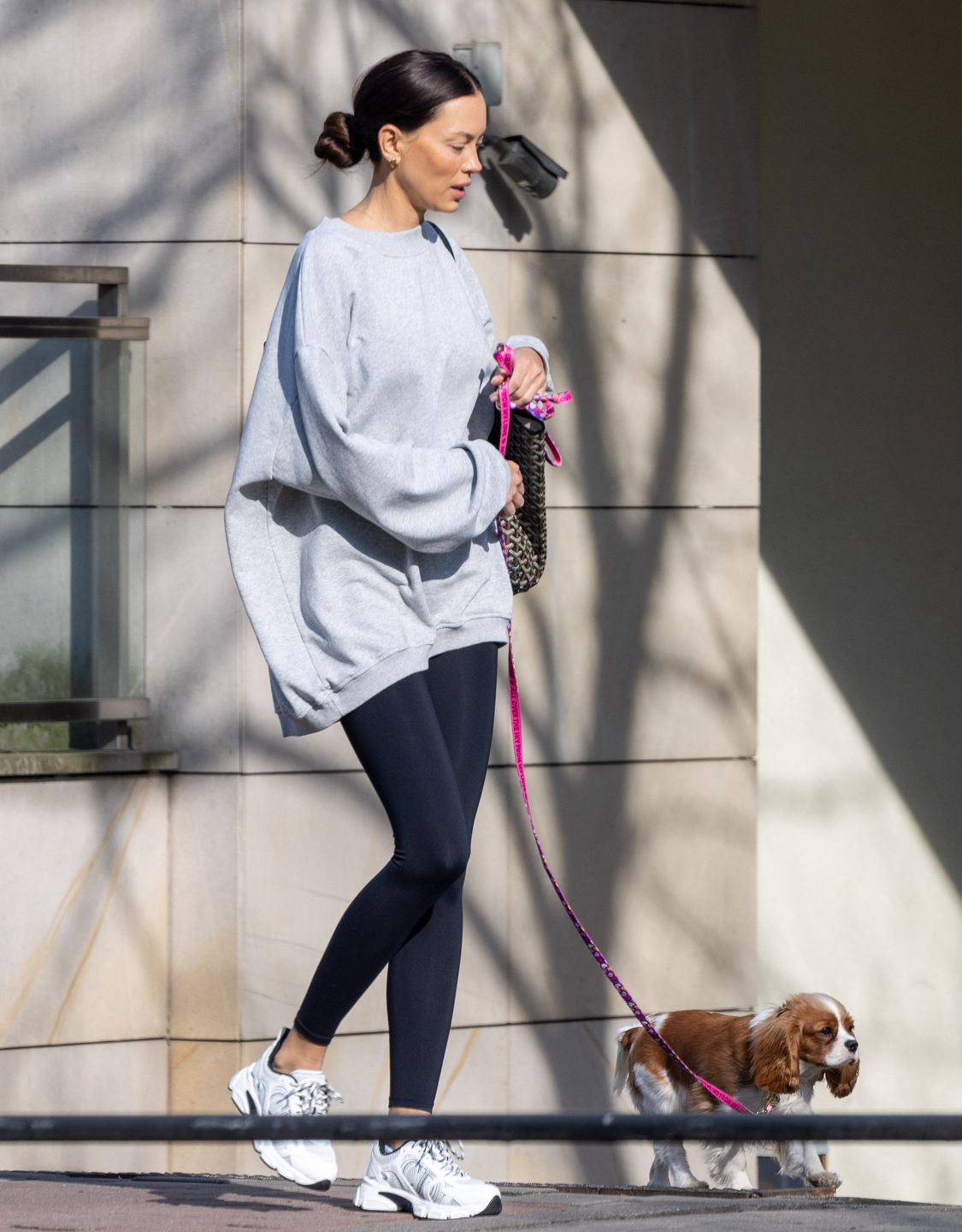 Naturalna Edyta Zając spaceruje z pieskiem