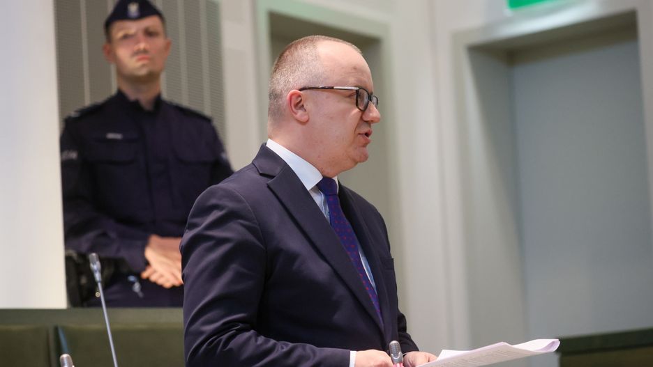 Warszawa, 01.07.2025. Minister sprawiedliwości, prokurator generalny Adam Bodnar (P) podczas rozprawy w Sądzie Najwyższym w Warszawie, 1 bm. Sąd Najwyższy podejmie uchwałę ws. stwierdzenia ważności wyborów prezydenta RP. W II turze wyborów prezydenckich przeprowadzonej 1 czerwca wygrał popierany przez Prawo i Sprawiedliwość Karol Nawrocki zdobywając 50,89 proc. głosów. (sko) PAP/Leszek Szymański