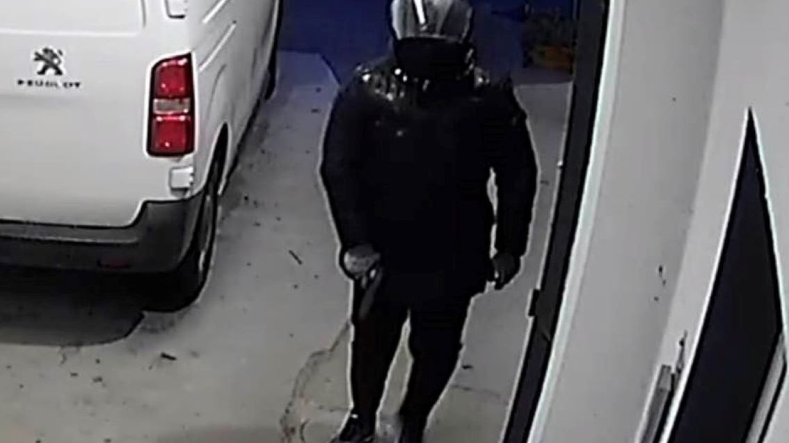 Złodziej napadł na sklep, ale zrezygnował z kradzieży 