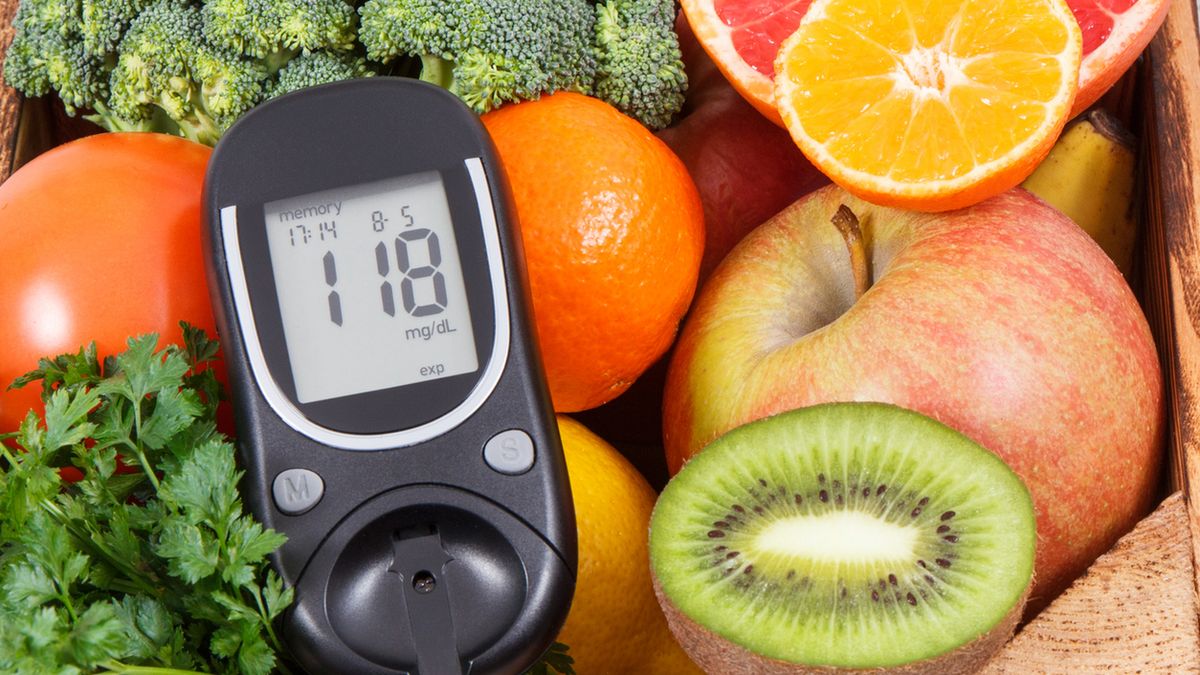 Diabetyk - indeks glikemiczny i produkty dla diabetyków. Jakie warzywa i owoce może jeść cukrzyk? Czy może pić mleko?