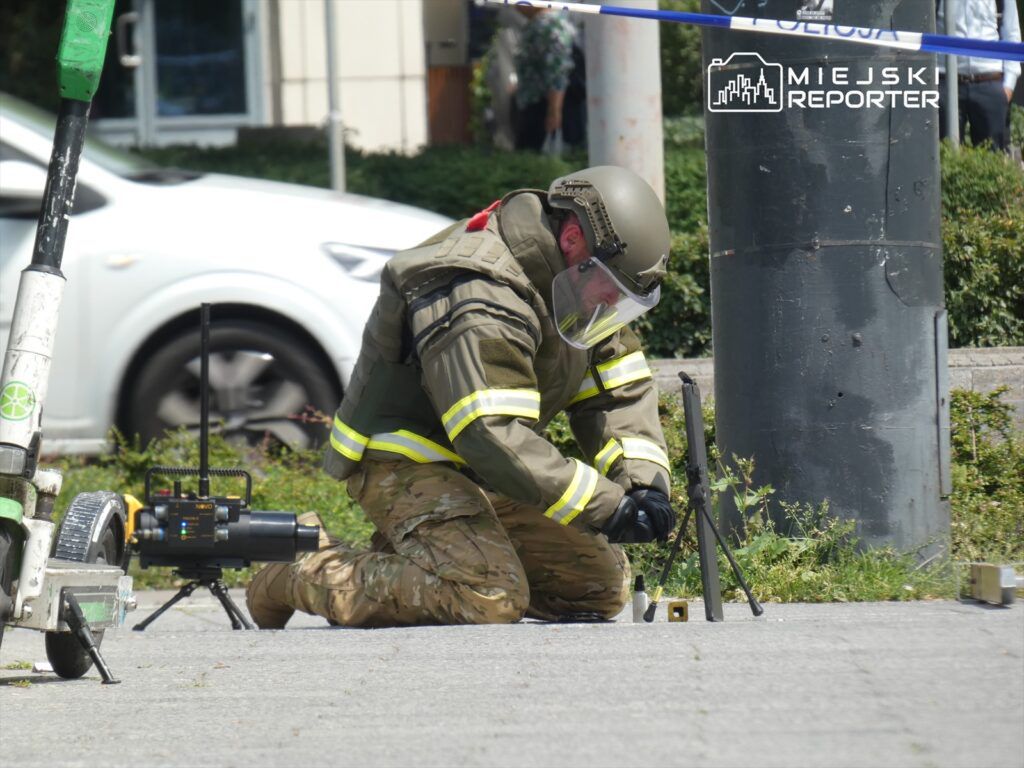 Warszawa: Tajemniczy pakunek przyczepiony do latarni na Woli. W akcji policyjni pirotechnicy