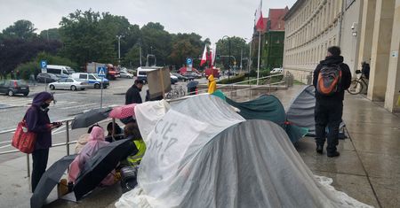 Wrocław. Aktywiści okupują Urząd Wojewódzki. Żądają pomocy dla uchodźców w Usnarzu Górnym