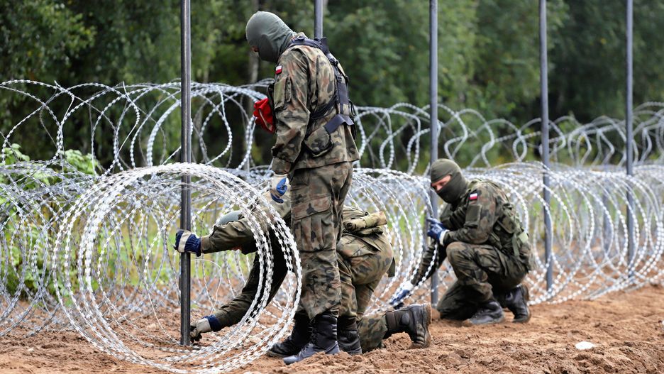 Stan wyjątkowy na granicy z Białorusią. Są pierwsze doniesienia, że migranci sa w stanie pokonać słynny płot
