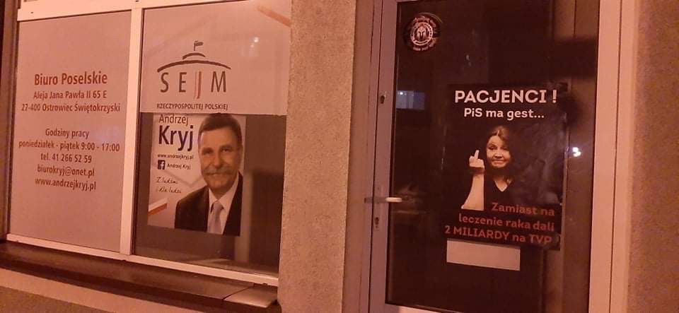 Tak wyglądało biuro posła PiS po zaklejeniu