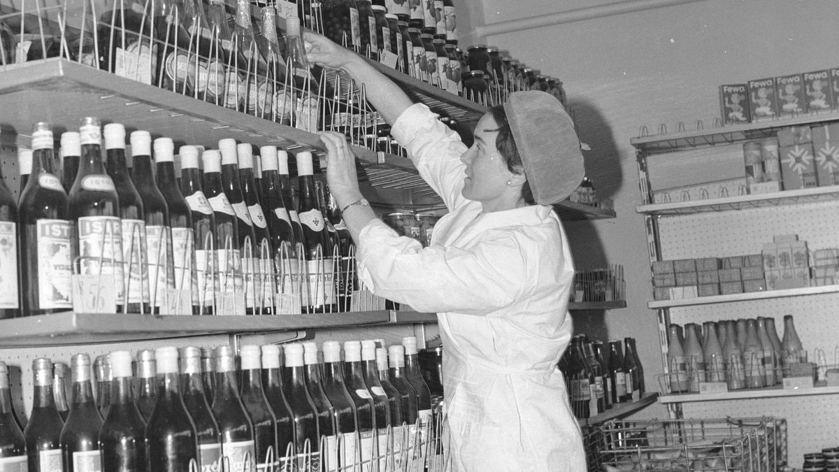 Stoisko z alkoholem w sklepie na os. Radość w Warszawie