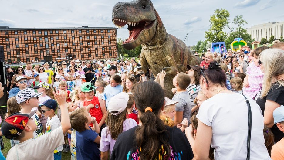 Festiwal Dinozaurów, który odbył się w Bydgoszczy w sobotę (5 lipca), był dla uczestników okazją do odkrywania zapomnianego, prehistorycznego świata. Młodzi poszukiwacze przygód odwiedzili strefę wykopalisk i zapoznali się z gatunkami poszczególnych dinozaurów (w tym popularnego T-Rexa). 