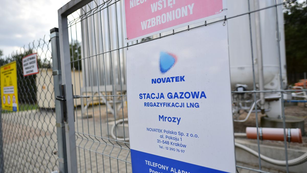 Wola Paprotnia, 28.04.2022. Instalacja gazowa firmy Novatek we wsi Wola Paprotnia na Mazowszu, 28 bm. Firma Novatek Green Energy sp. z o.o po tym, jak została objęta polskimi sankcjami, wstrzymała dostawy gazu do kilkunastu gmin w kraju. Rząd chce, aby dostarczaniem gazu do tych gmin poprzez przejęcie infrastruktury zajęły się PSG i PGNiG. (sko) PAP/Przemysław Piątkowski