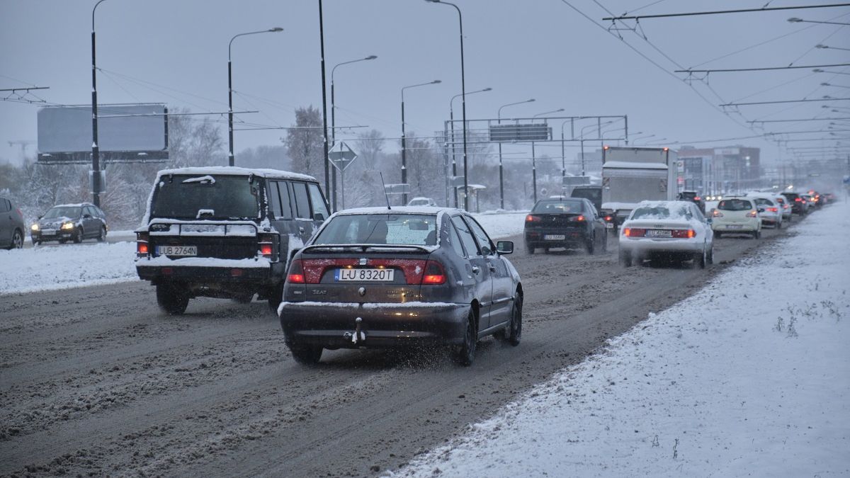 Zalegające błoto pośniegowe na ulicach Lublina