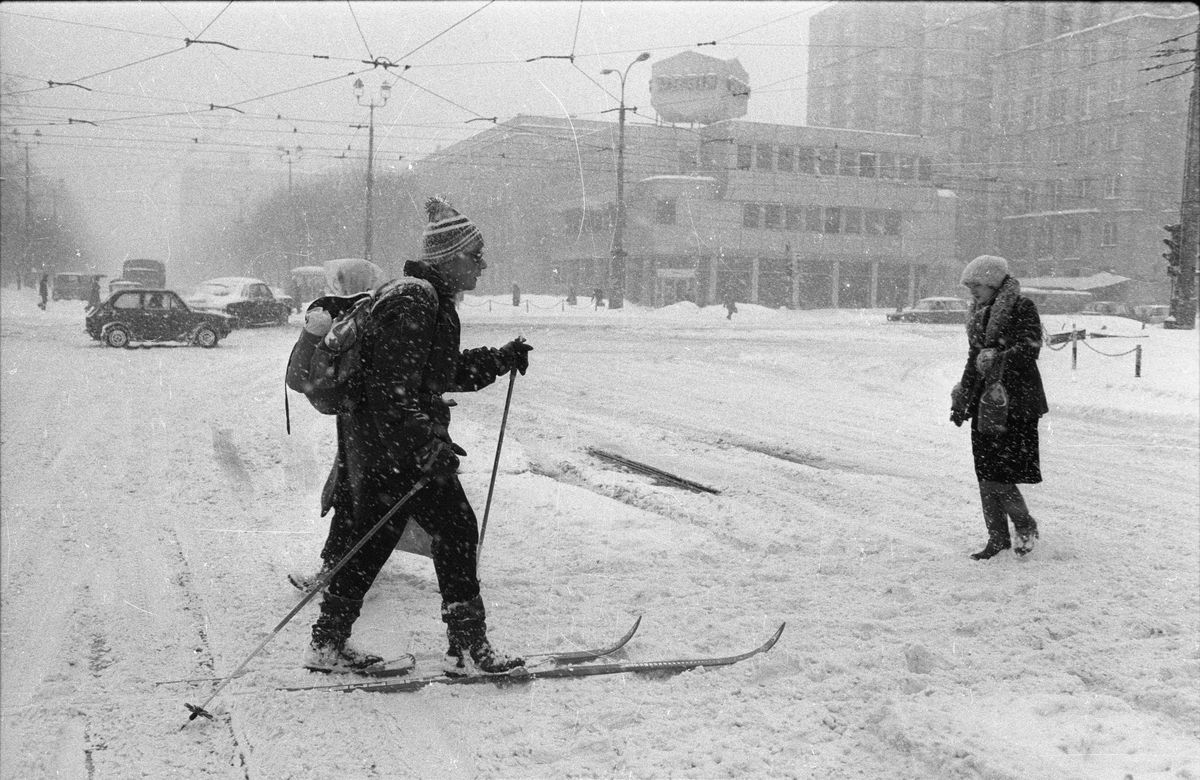 Warszawa, przejście ulicą Marszałkowską zimą 1979 roku