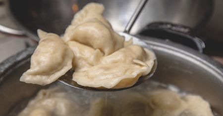 Mało kto robi tak ciasto na pierogi. Zaryzykowałam i nie żałuję, wyszło elastyczne i mięciutkie