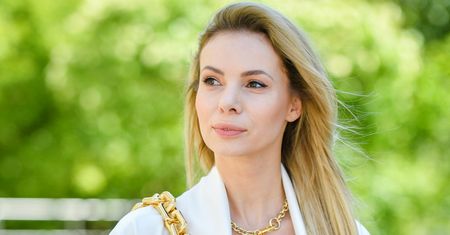 Izabela Janachowska w supermodnej stylizacji z sukienką w roli głównej - pomożemy Ci ją odtworzyć!