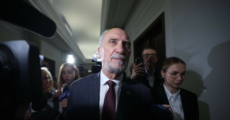 Macierewicz zapytany przez dziennikarzy. Mówił o "braku dowodów"